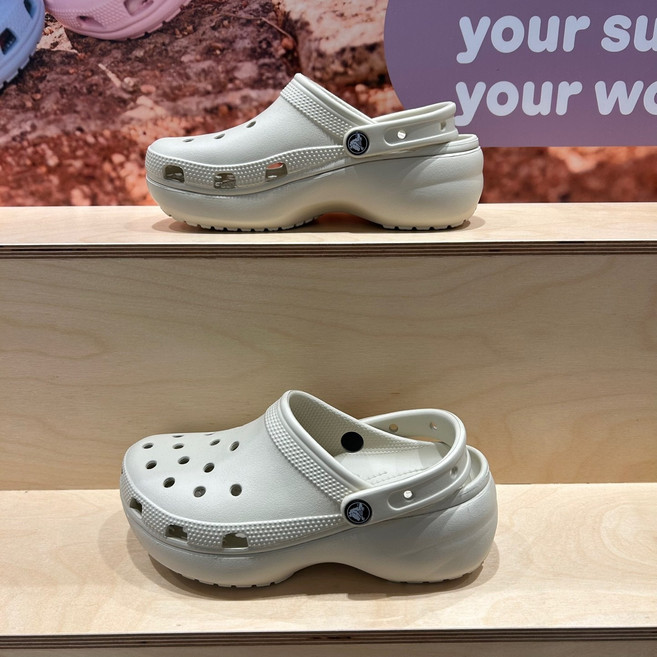 크록스 NC야탑점 여성용 클래식 플랫폼 클로그 베이지 206750-2Y2