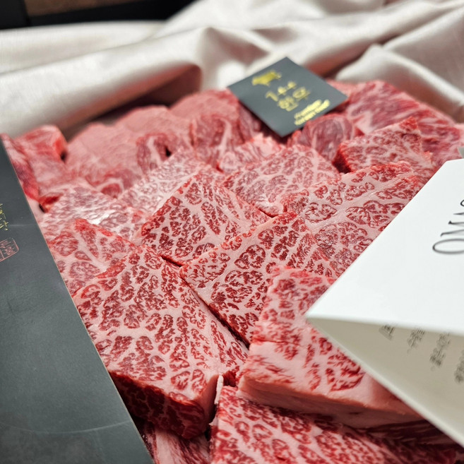 특상 투플러스 등급 한우 골라 담기 200g, 1++등급 한우새우살 200g, 1개