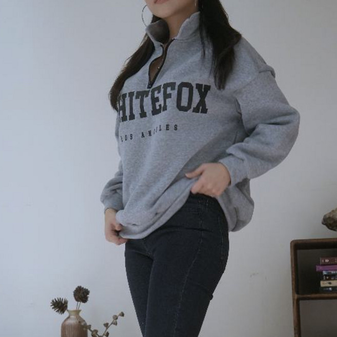WHITEFOX 半拉鍊立領大學T 灰色寬鬆落肩字母印花衛衣