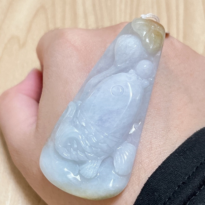 君遇 翡翠荷葉魚牌 淡春彩黃翡 年年有餘寓意 精緻手把件擺飾