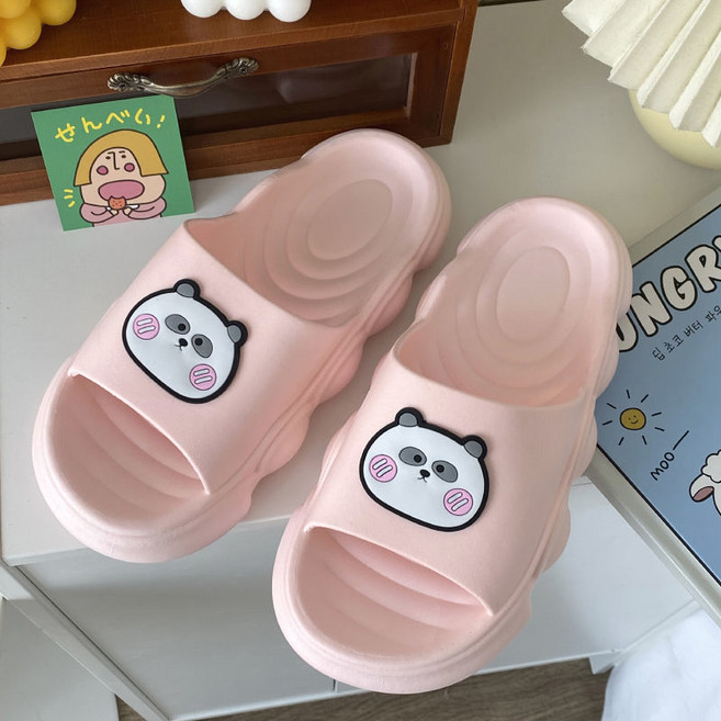 팬더 귀여운 슬리퍼 여성 여름 실내 및 실외 착용 똥 느낌 소녀 심장 학생 귀여운 집 미끄럼 방지 두꺼운 바닥 샌들과 슬리퍼