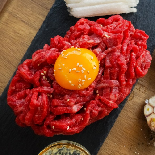 농업회사법인(주)성진한우 한우 소고기 우둔살 육회 (소스포함) 200g 300g, 1개