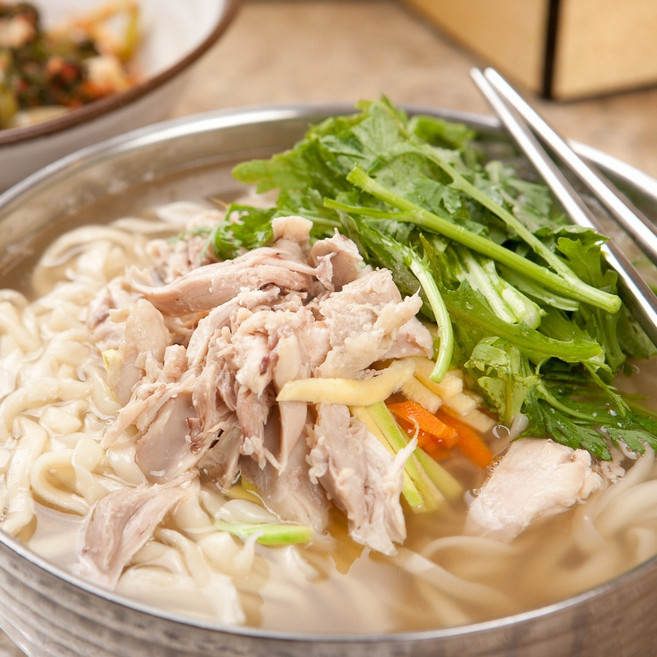 신선한 국내산 닭을 푹 끓여 깔끔 담백한 국내산 닭칼국수 밀키트 1.31kg, 6개