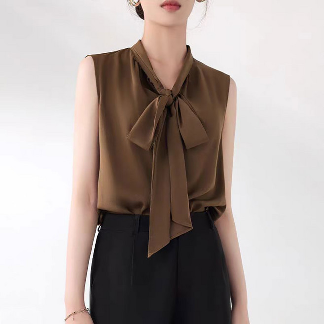 ROYALBELLE 여성 쉬폰 민소매 리본넥 오피스룩 세련된 나시 슬림핏 블라우스 U0051508