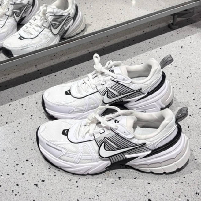 나이키 여성스니커즈 패션러닝화 V2K런 화이트에디션 국내매장판