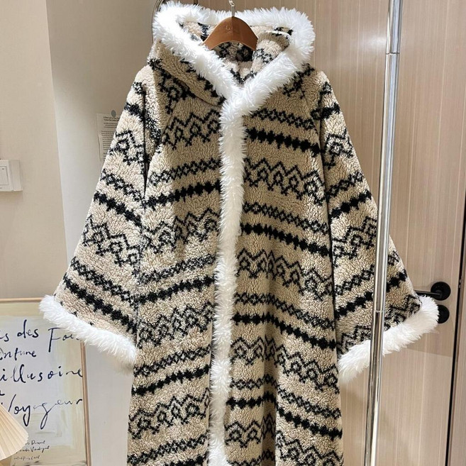 冬季加厚保暖睡袍 連帽家居服 珊瑚絨長袍 甜美復古印花設計 秋冬居家外出兩用 女款厚款浴袍 附口袋寬鬆版型