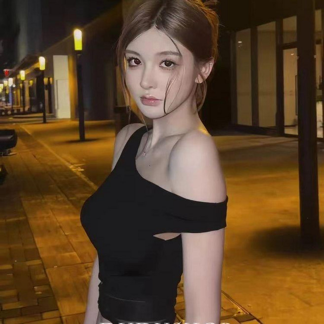 時尚設計感黑色露肩不規則短袖T恤 修身顯瘦高腰辣妹上衣