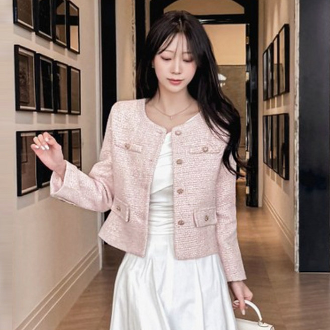 떳다그녀 엔젤 트위드 반짝 원사 금장 버튼 포인트 노카라 포켓 디테일 클래식 페미닌 하객룩 자켓
