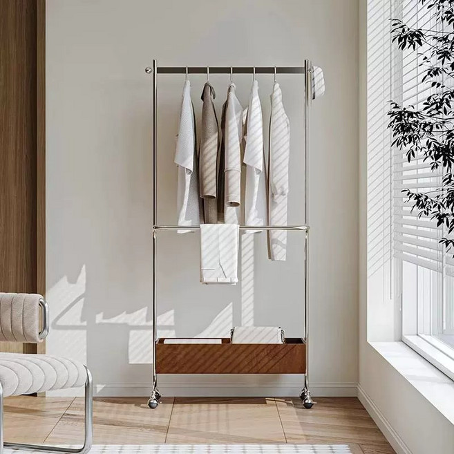 굿모멘트 흔들림 없는 스틸 프레임 이동식 행거 대용량 우드 박스 수납함 탑재 넓은 옷걸이봉 176cm 롱 사이즈 전신 행거, 갈색