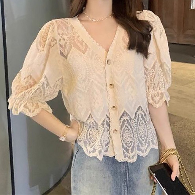 여름 부드러운 플라워 펀칭 레이스 블라우스 브이넥 퍼프소매 5부 린넨 셔츠 오피스룩 하객룩 여성복 상의