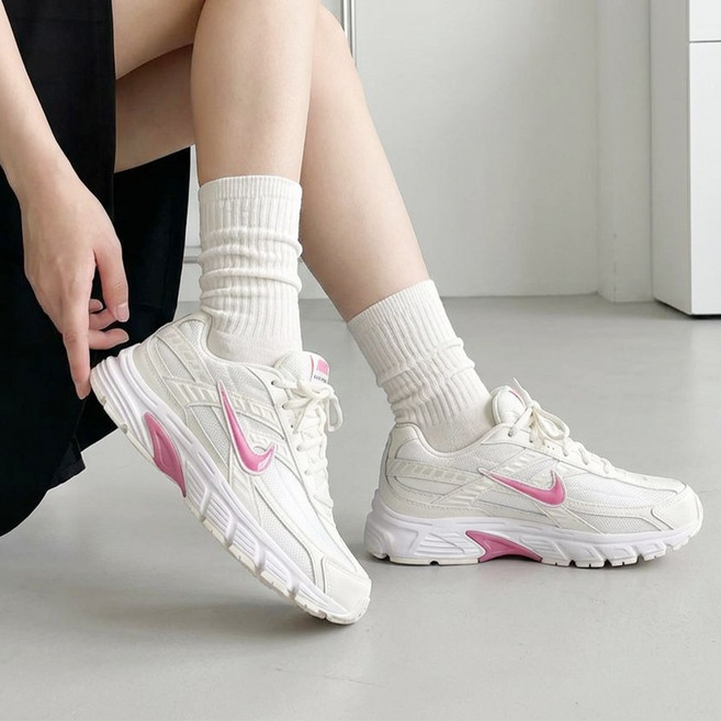 나이키 이니시에이터 아이보리 핑크 여성 런닝화 가성비 데일리슈즈 신발물티슈증정