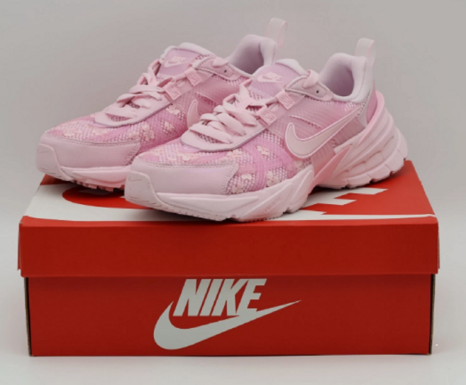 [국내매장정품] 나이키 여성 운동화 커플 런닝화 v2k 런 HJ5269-600