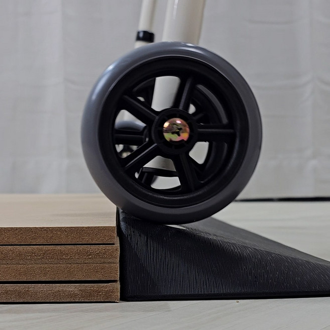 휠체어 경사로 단차해소기 URB-PR101 실내 경사판 문지방제거 1cm 2cm 3cm 4cm 5cm 노인 장애인 환자 문턱 로봇청소기 진입판 발판 슬로프 받침대 장기요양 실버용품, URB-PR101 (1cm), 노인장기요양등급 할인구매(본인부담금 6%), 1개