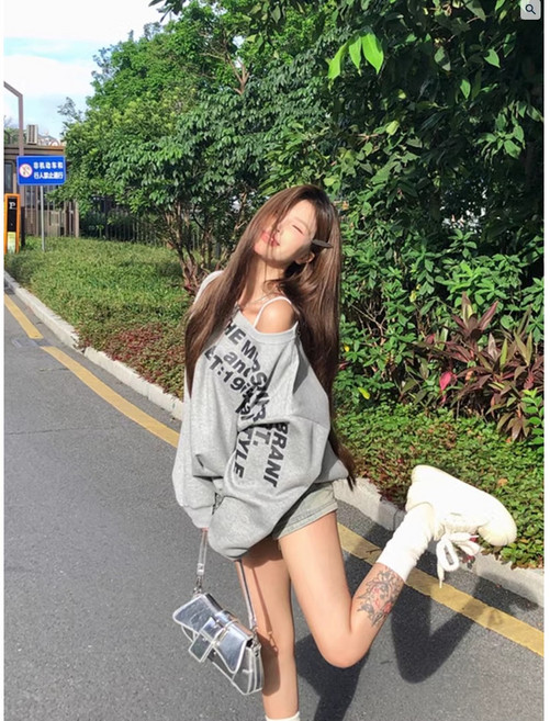 데일리 레터링 루즈핏 오프숄더 맨투맨