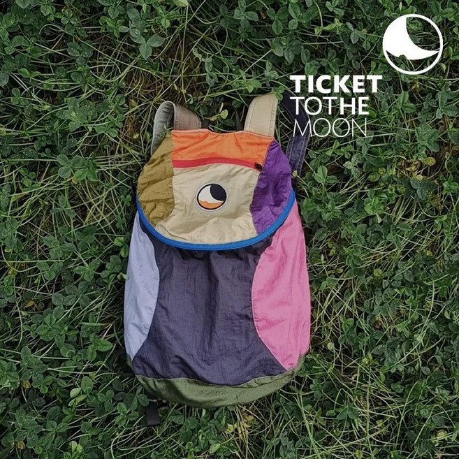 2위 - 티켓투더문 Ticket To The Moon 멀티컬러 패치워크 초경량 백팩 야외 캠핑 등산 가방 접이식 소재
