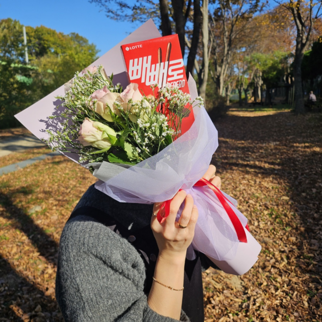 유스풀몰 빼빼로 꽃다발 생화 졸업 꽃 택배 꽃배달 싼곳, 투명가방+빼빼로+보라 포장꽃다발, 1개
