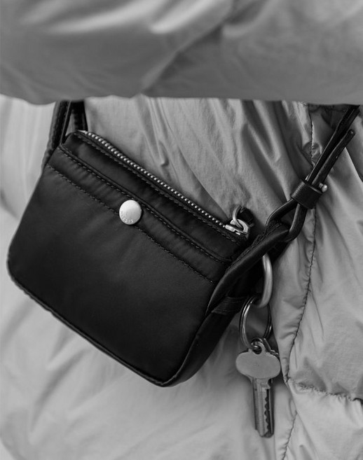 (매장)헤지스 ACC [가벼운미니백]HJBA6E903BK 남녀공용 블랙 단색 나일론 초미니 크로스백 208592