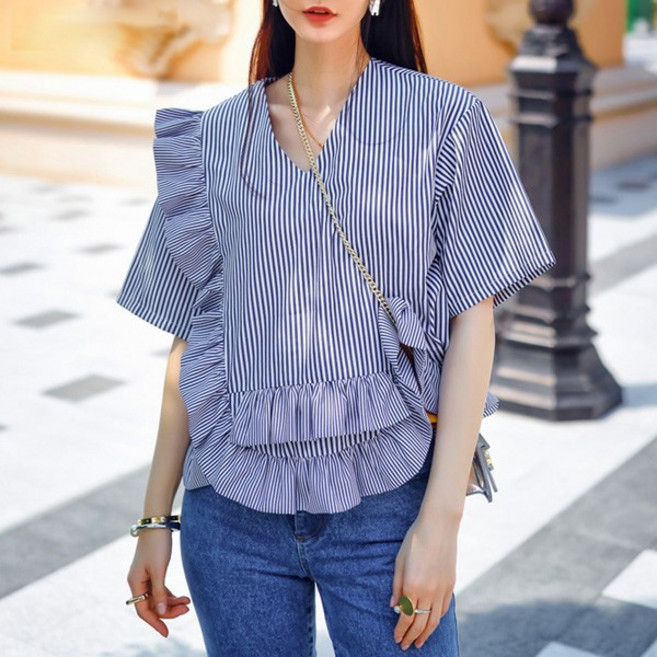 퀸앤조이 스트라이프 프릴 언발 브이넥 반팔 블라우스