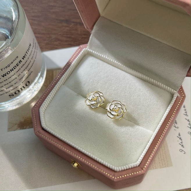 925純銀山茶花耳針，高雅氣質耳環，展現精緻時尚風格