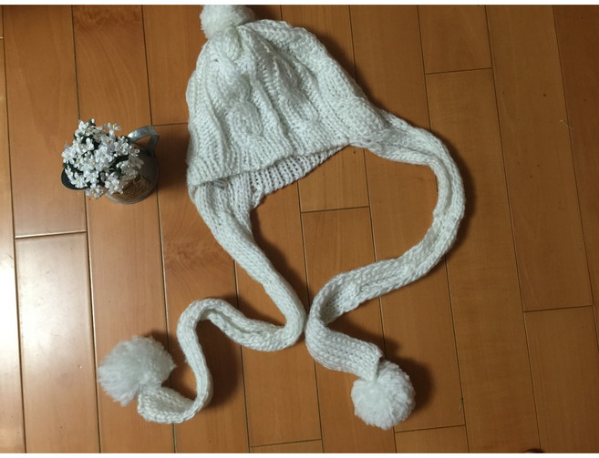 白色針織毛線帽