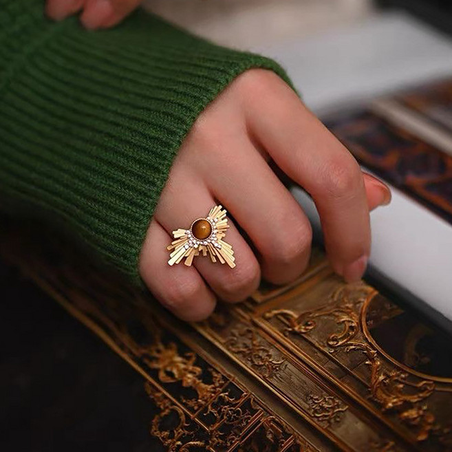 ROYALBELLE 여성 금색 반지 태양 광선 디자인 큐빅 포인트 오픈링 조절형 패션 반지 E0072514