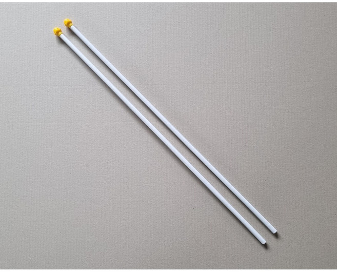 수기 깃대 길이 70cm 지름 10mm (1묶음 10개입) 수기 제작시 길고 견고한 깃대 입니다. 백색 깃대에[ 노란 깃봉이 깔끔함, 1세트