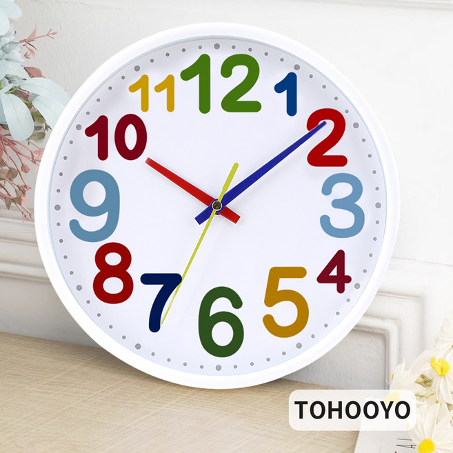 무지개 숫자 아동 교육 벽시계 흰색 원형 프레임에 다채로운 숫자와 3색 시침을 배치했습니다. 높은 대비 색상 디자인으로 아이들이 시간을 빠르게 인식할 수 있도록 돕고, 무지개3