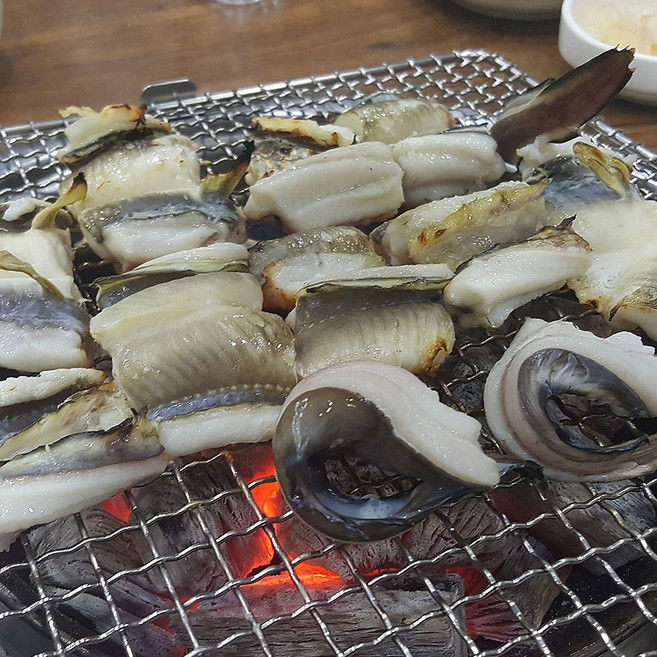통영 바다 장어 통영장어 아나고 통영 붕장어 활장어 자연산 장어 택배, 냉동장어 1kg 대 4-5미, 1개, 1kg 대 4-5미 냉동장어