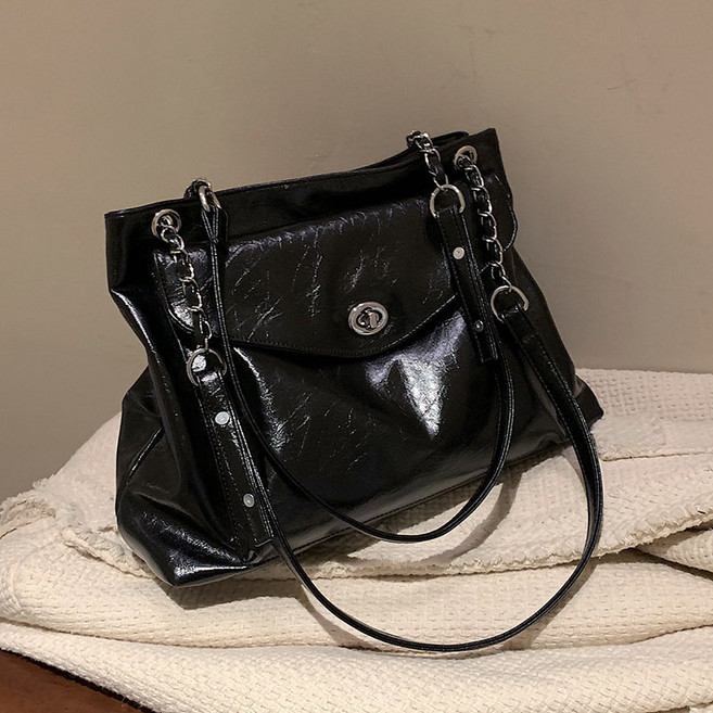 투니스 여성 유광 스퀘어 체인 숄더백