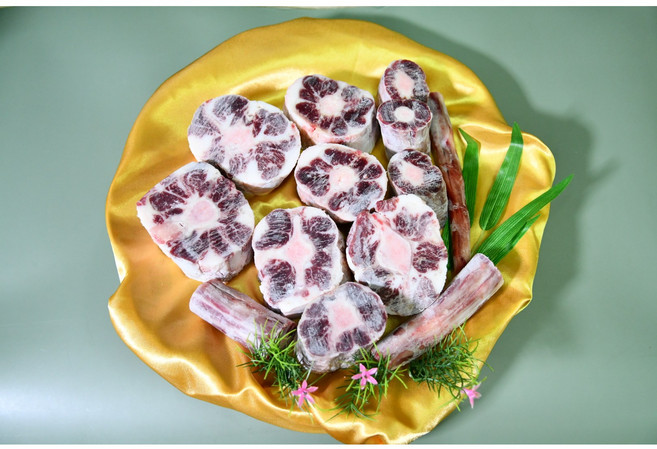 금빛한우 [1등급 이상] 알꼬리 900g 꼬리찜 꼬리곰탕 / 화식먹여 직접기른, 1개