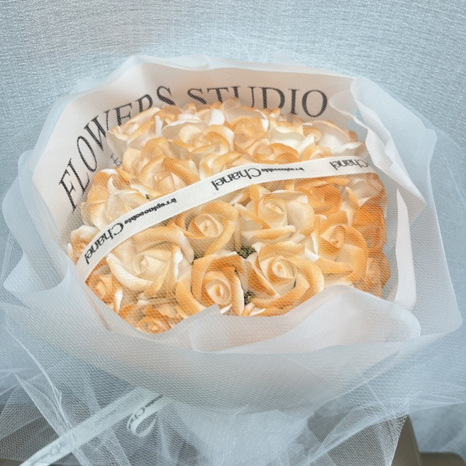 FLOWERS STUDIO 33朵玫瑰花束 香皂花永生花 附皇冠燈串 情人節禮物, 1個, 33朵心想事成 賀卡+燈串