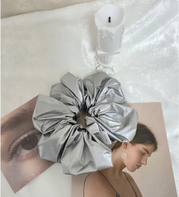 무아레작업실 글로시 레더 시크 실버 스크런치 크림 헤어끈 곱창끈