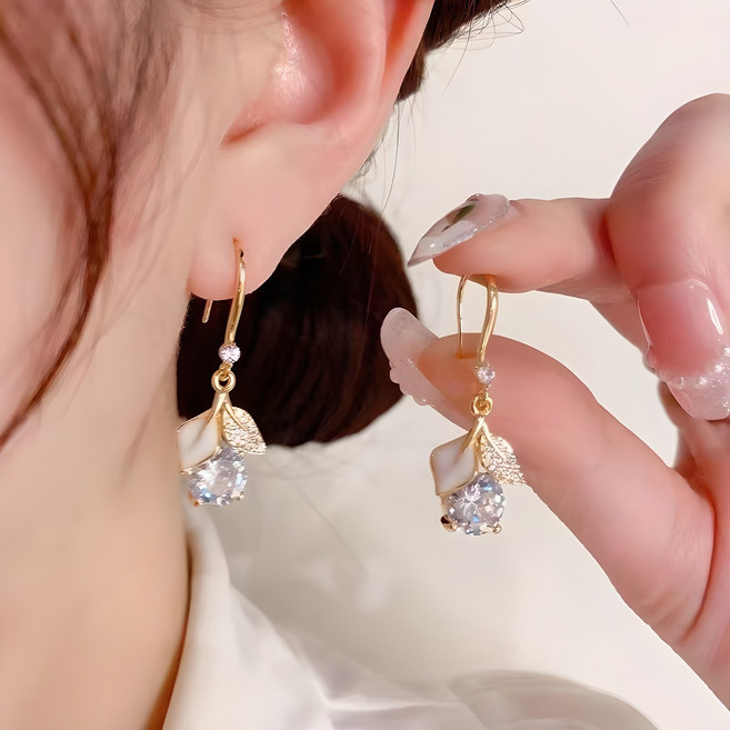 Be Our Guest 女用月桂方晶鋯石垂墜耳環