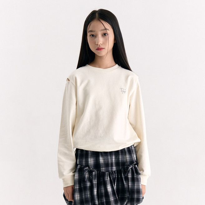 더데이걸 부평점 스타일 살려주는 어깨 트임 포인트 디테일로 어떤 하의와도 예쁘게 잘 어울리는 발랄하고 멋스러운 여아 간절기 맨투맨 티셔츠