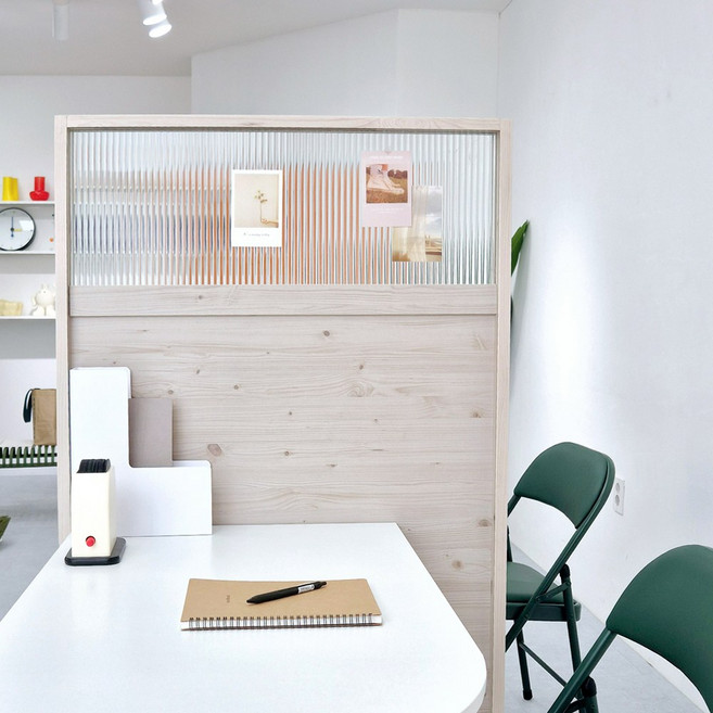 카미코코 공간 분리 가벽 가림막 스탠드 유리 파티션 835x1200, 워시