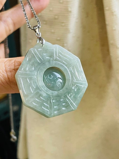 八卦太極翡翠掛件 冰潤晴藍色澤 精緻雕刻 護身平安 展現獨特品味, 天然A貨玉 冰潤晴藍太極八卦翡翠玉墜 乾淨無色根底妝 透手冰油青 大小配戴合宜, 1個