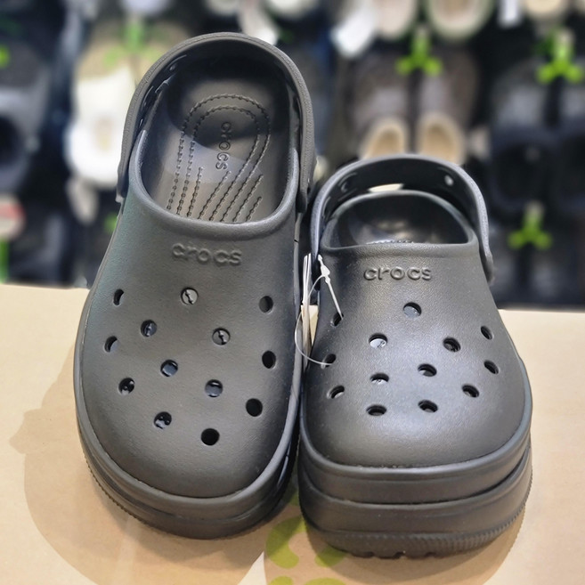 크록스 약5cm 굽 세련되고 여성스러운 클래식 스택트 클로그 211355-060