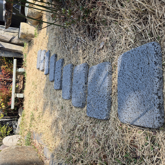 49. 현무암 굴림 디딤석 20 x 30cm 두께3cm, 5kg, 3개