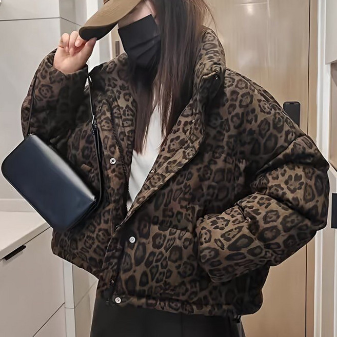 ROYALBELLE 여성 레오파드 하이넥 경량 패딩 자켓 슬림핏 데일리 캐주얼 자켓 E0111313