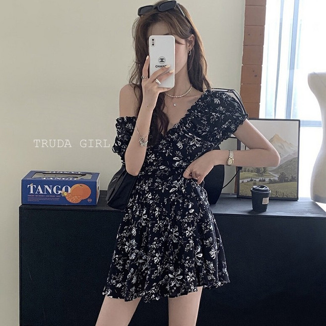 《杜達女孩》夜鶯少女洋裝 V領黑白碎花連身短裙 甜美小個子度假穿搭, 黑色