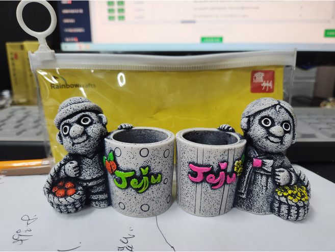 지퍼백 속 제주(Jeju) 돌하르방(감귤바구니) 할망(유채 바구니) 펜꽂이 장식인형(16cm x 7cm)