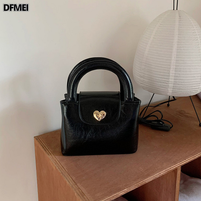 DFMEI 韓國愛心鎖釦手提包ins博主同款女包時尚單肩斜跨包休閒小方包, 黑色