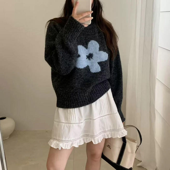 카밀라쇼룸 플라워 배색 라운드넥 루즈핏 긴팔 니트
