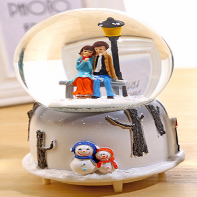 코코링하우스 크리스마스 스노우볼 오르골 LED 뮤직박스, 벤치커플