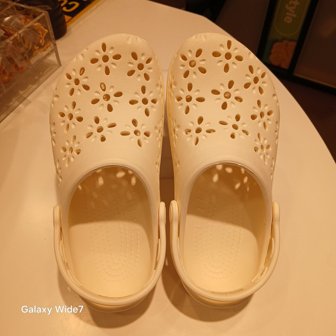 5층 크록스 정품 클래식 플로럴 컷 아웃 클로그 키즈 210943-0wv nc평촌점