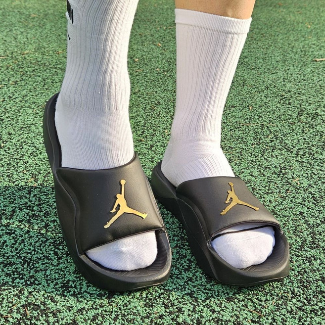 나이키 조던 프랜차이즈 블랙 골드 쿠션 슬리퍼 고급스러운 여름 슬라이드