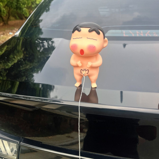 짱구 캐릭터 자동차 인형 세트 - 뒷유리 트렁크 대시보드 꾸미기 (무흔적 접착), 눈을 감고 오줌 싸는 짱구 [필름 증정]