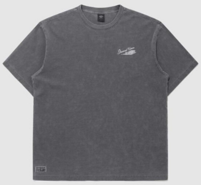 [엄브로] M 반팔티 LQC UQ121CRS11-DCH 웨이파인더 가먼트다잉 레터링 반팔 티셔츠 DARK CHARCOAL