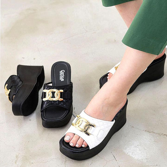 여성 KC-제시카 퀼팅와이드탑 골드체인 통굽 웨지힐 슬리퍼(9cm)