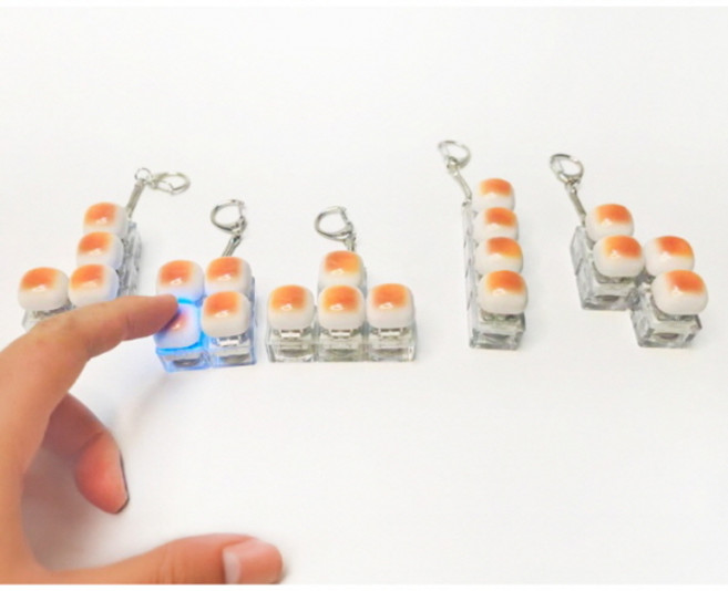 불빛 빵 딸깍이 키링 1개 4구모두불이들어와요 빵 캡키링 LED 빵 딸깍이 키링 기계식 키보드 테트리스 자판기 피젯 딸깍이